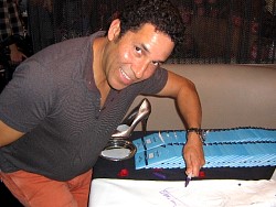 oscar nunez signing wizard jeans for charity.jpg