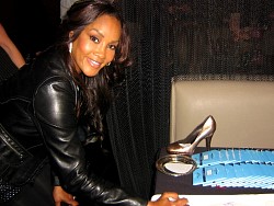 vivica fox signing wizard jeans for charity.jpg